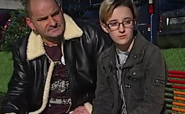 Ekai Lersundi, con su padre, apareci a finales de noviembre en un informativo de La Sexta para dar su testimonio. /