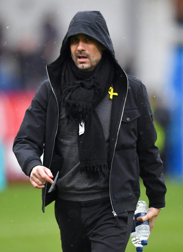 Pep Guardiola, con el lazo amarillo durante un partido del Manchester City. :: ZUMA PRESS/