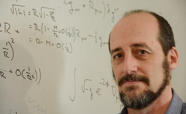 El físico Roberto Emparán./Universitat de Barcelona