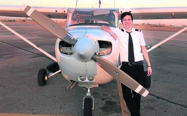 El adolescente Nacho Rodríguez Lozal, 16 años, junto a una de las avionetas que pilota./Familia Rodríguez