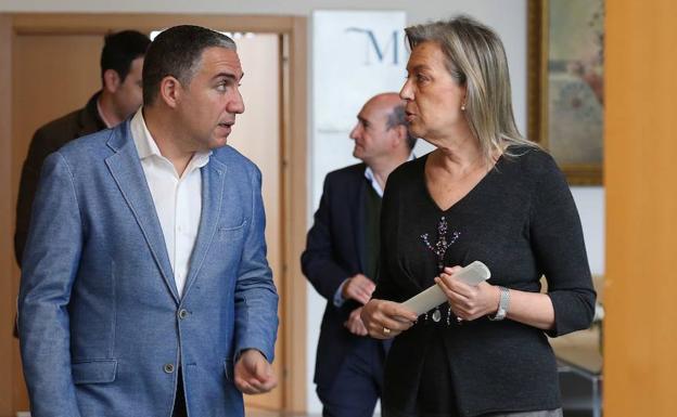 Bendodo dialoga con Caracuel./
