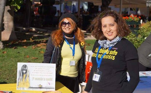 Ana Ferrer y Soledad Domenech, secretaria y presidenta de Adaec, durante un acto de concienciación sobre la endometriosis. /SUR