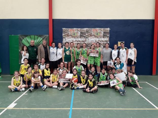 Algunas de las participantes en el torneo, con sus diplomas. ::/ SUR