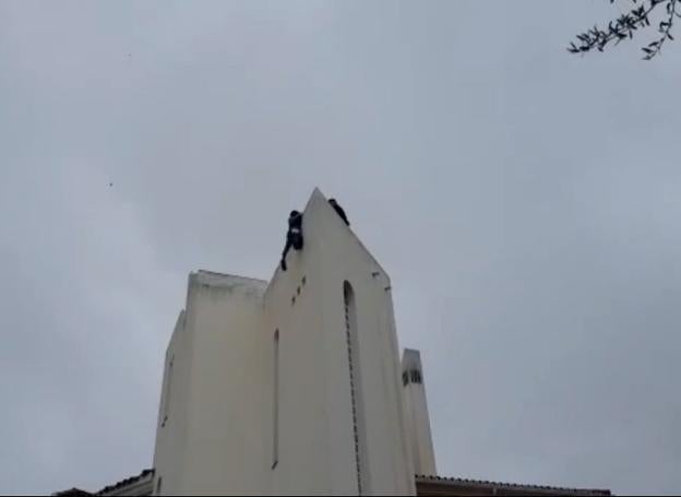 Un agente, en la azotea del edificio con el hombre que acabó detenido/