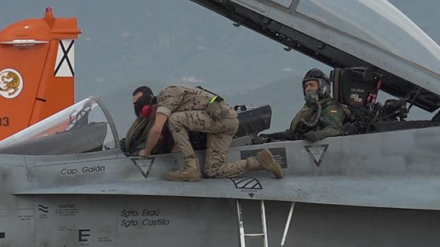 Mecánicos y pilotos comprueban un caza antes de despegar. :: pedro j. quero/