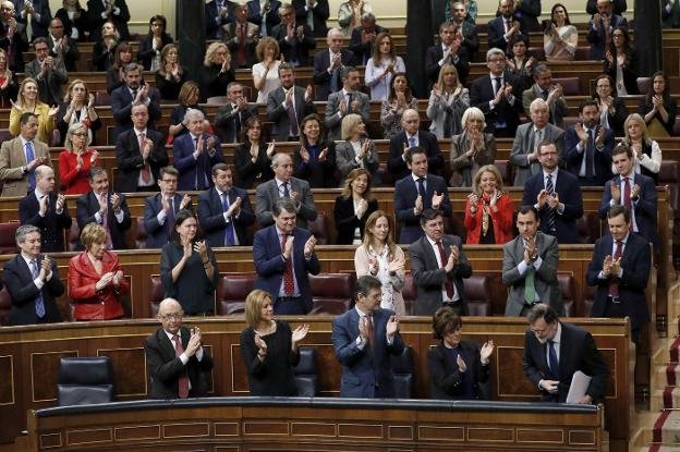 Los diputados del PP y
los ministros aplauden al
presidente del Gobierno,
Mariano Rajoy, ayer tras
su intervención en el
pleno de pensiones
celebrado en el Congreso.
:: efe/
