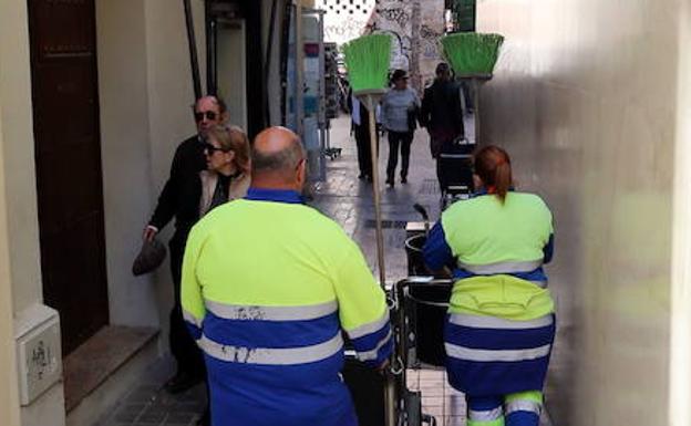 Operarios de Limasa, en el Centro. /Fernando González