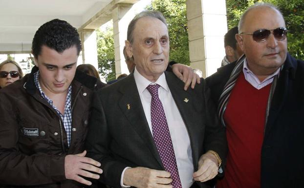 Manuel Ruiz de Lopera, en el centro de la imagen. /Paco Puentes (Efe)