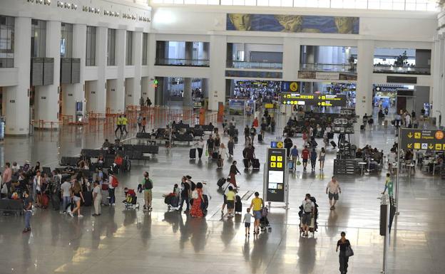 Seis años de cárcel por introducir cocaína en el doble fondo de su equipaje en Málaga