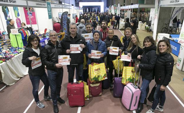 Un grupo de extranjeros recogen sus dorsales en la Feria del Corredor de la Media Maratón, ayer en el estadio de atletismo. /Ñito Salas
