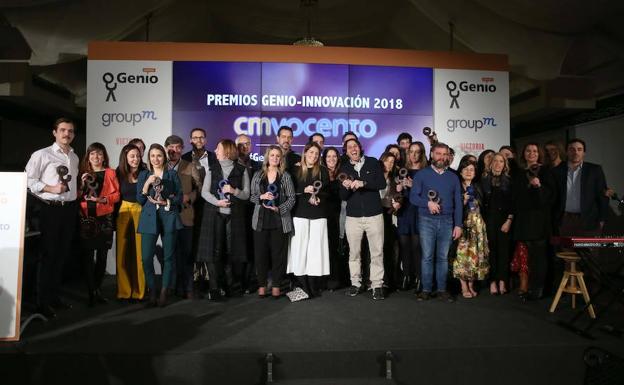 Foto de familia de todos los premiados anoche en la undécima edición de los Premios Genio Innovación de Vocento. /Salvador Salas
