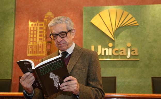 Braulio Medel, presidente de la Fundación Unicaja, con un ejemplar de ‘La Semana Santa de Málaga según Antonio Garrido’.