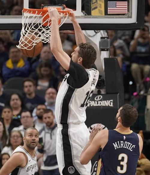 Pau Gasol machaca la canasta ante Mirotic.