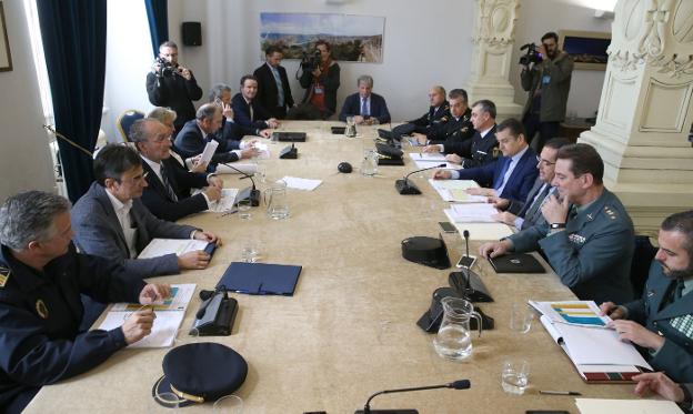 Un instante de la reunión mantenida ayer. :: salvador salas/