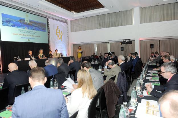 Asistentes al congreso, ayer, en el Hotel Gran Meliá Don Pepe. /Josele-Lanza -