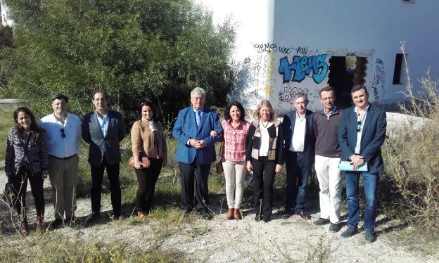 Foto de familia de la visita realizada al edificio el pasado noviembre. /SUR