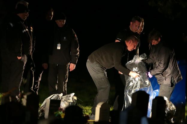 Investigación en el cementerio que acoge a fallecidos de la familia Skripal. :: Daniel LEAL-OLIVA / afp /