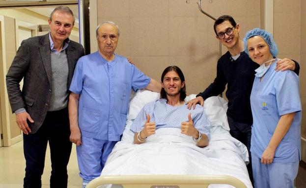 Filipe Luis, en el hospital tras ser operado con éxito./EFE