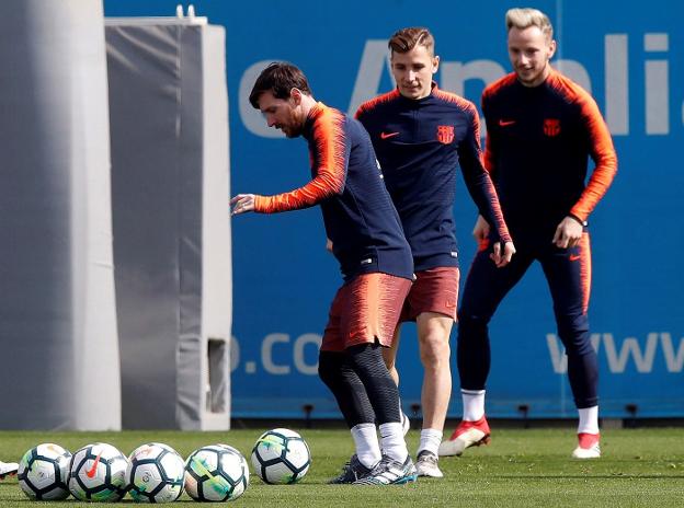 Messi, Digne y Rakitic, en el entreno de ayer. :: alberto estévez. efe/
