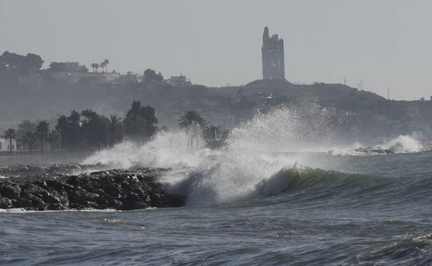 Málaga, en aviso amarillo este lunes por fuerte oleaje