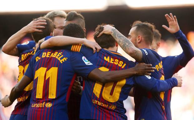 Los jugadores del Barcelona celebran el segundo gol de Messi. /Afp