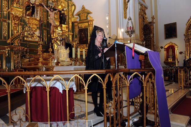 Bárbara de Cárcer vistió de mantilla para pronunciar el pregón. :: josele-lanza/