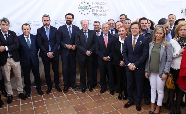 Javier Fernández junto al presidente de la FAMP, el alcalde de Mijas y otros alcaldes de la Costa./Iván Gelibter