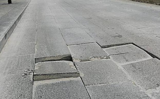 Una calle con graves desperfectos