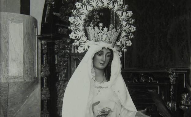 Fotografia de la Virgen del Rocío en la iglesia en 1931./