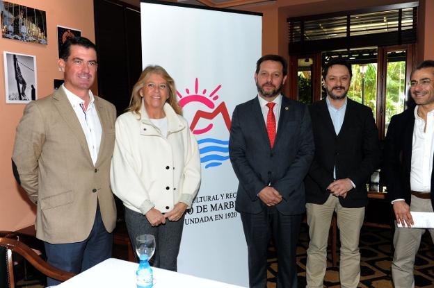 La alcaldesa, ayer, con miembros de la Agrupación de Cofradías. :: josele-lanza/