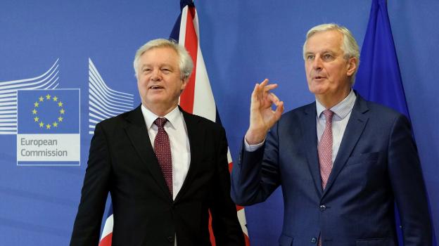 David Davis y Michel Barnier, ayer, antes de la reunión que celebraron en Bruselas. :: Olivier Hoslet / Efe/