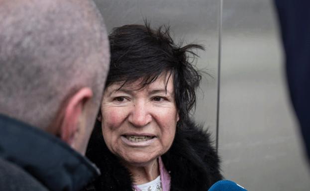 Mauricia Ibáñez ha atendido a los medios de comunicación a su llegada a los Juzgados de Burgos./Rodrigo González Ortega