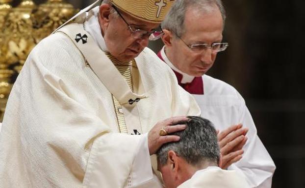 El papa Francisco, en la Basílica de San Pedro, en Ciudad del Vaticano./EFE