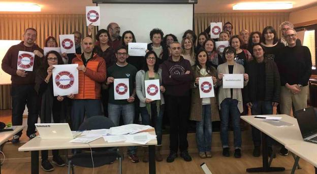 Más de una treintena de empleados leyeron ayer el manifiesto. :: i. g./