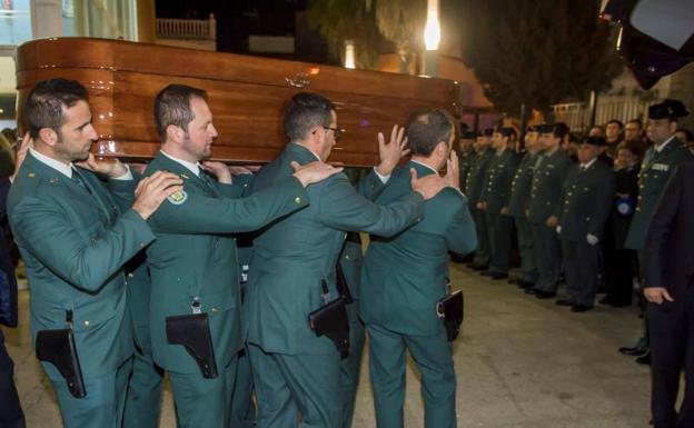 Agentes con el féretro del cabo de la Guardia Civil Diego Díaz, a su llegada a la capilla ardiente que se ha organizado en la localidad de Guillena./EFE