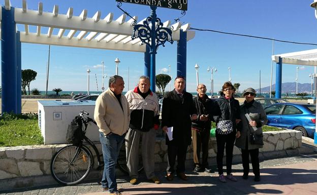 Representantes de diversos colectivos de El Palo, ayer en el paseo marítimo de la barriada./