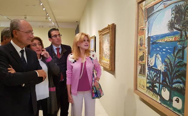 La baronesa Thyssen, junto al alcalde y otras autoridades en la inauguración. /Salvador Salas