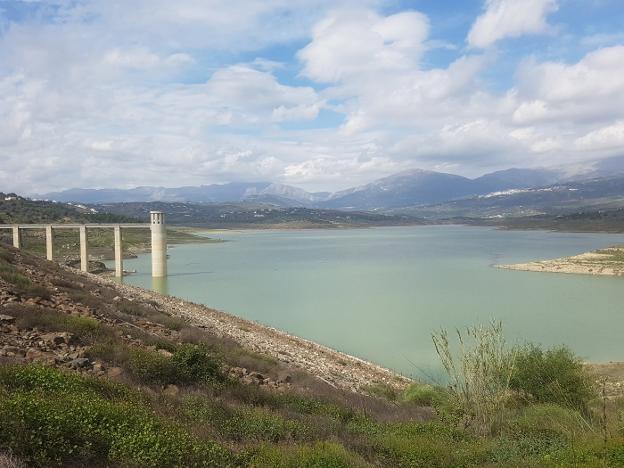 El pantano de La Viñuela ha ganado casi 30 hm3 tras las lluvias. /A. P.