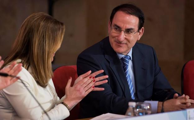 Susana Díaz aplaude a Javier González de Lara tras su reelección. /EFE