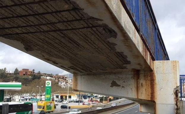 El óxido es uno de los principales problema de la pasarela, aunque no el único/