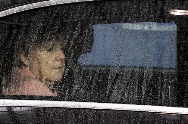 La cánciller alemana Ángela Merkel, ayer, a su llegada a la cumbre de jefes de gobierno europeos celebrada en Bruselas. :: reuters/