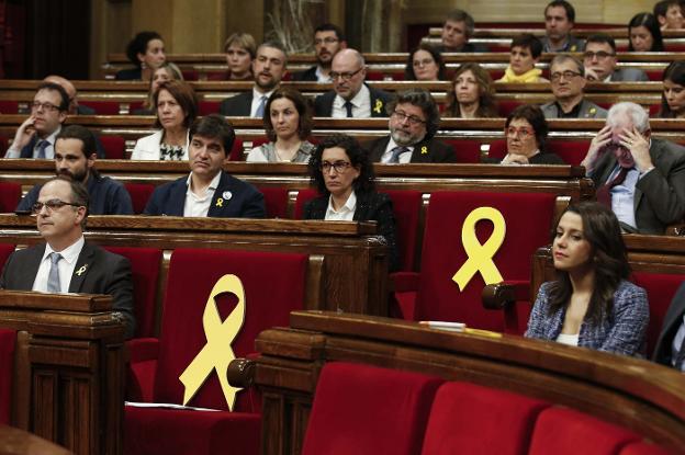 Turull, a la izquierda, en el hemiciclo junto al lazo amarillo que representa a Carles de Puigdemont. Detrás del candidato, los diputados de ERC y a la derecha los de Ciudadanos :: efe/