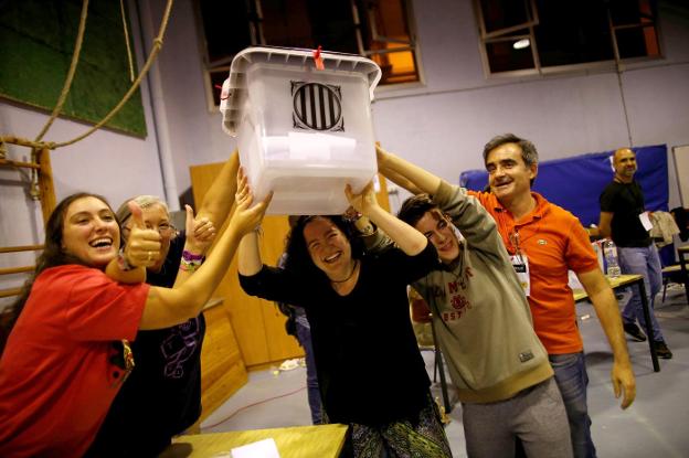 Urna utilizada en el referéndum del 1-0. :: J. Nazca / reuters/