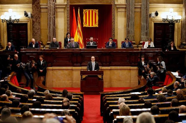 El candidato a presidir
la Generalitat, Jordi Turull,
se dirige al Parlament durante
el debate de investidura.
:: Alberto Estévez / efe/