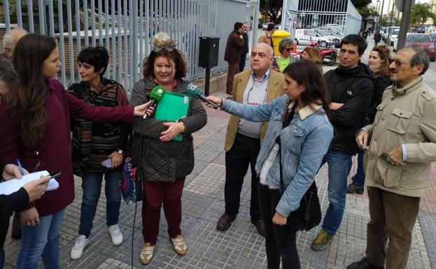 Responsables de las organizaciones, junto a biólogos y arqueológicos, frente al Edificio Negro. /Ignacio Moreno