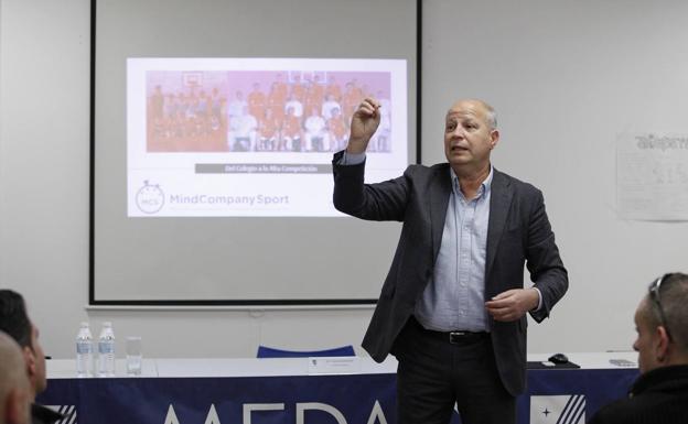 Javier Imbroda, durante su charla de ayer en el instituto Medac. /Migue Fernández