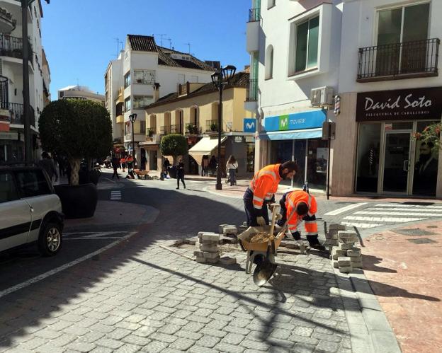 Colocación de adoquines en el centro de la ciudad. /Ch. Márquez
