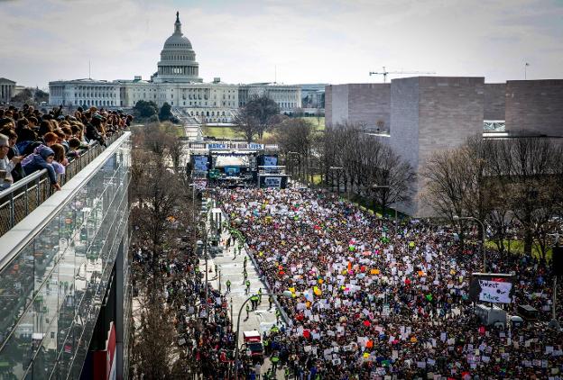 Miles de personas recorrieron el Mall de Washington en la 'Marcha por nuestras vidas'.:: michael reynolds / efe/