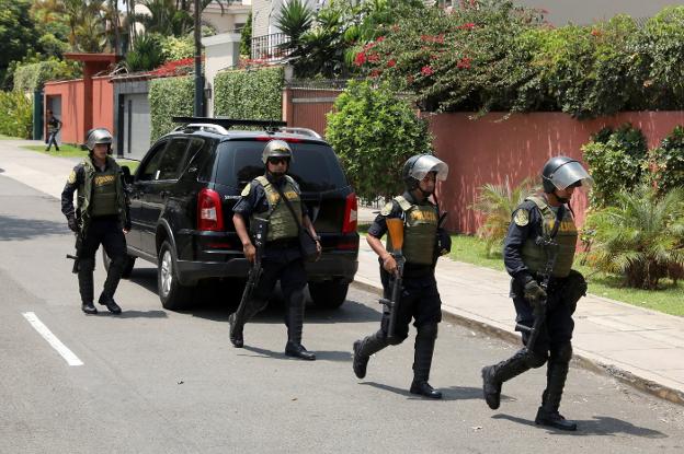 Los policías se disponen a entrar en una de las casas de Pedro Pablo Kuczynski. :: Guadalupe Pardo / reuters/