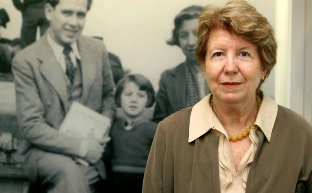 Paloma Altolaguirre, delante de una fotografía con sus padres en una imagen de archivo. /SUR